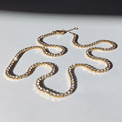 Collar Tipo Tenis con Mini Cristales y Acero Inoxidable Dorado de estilo elegante y lujo  Bello color oro de acero y cristales de circones blancos