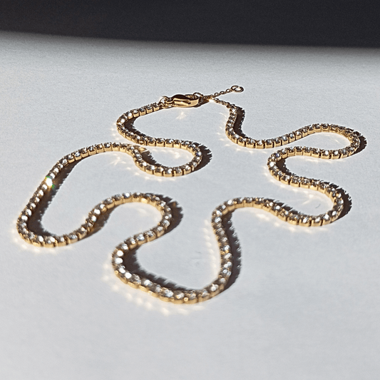 Collar Tipo Tenis con Mini Cristales y Acero Inoxidable Dorado de estilo elegante y lujo  Bello color oro de acero y cristales de circones blancos