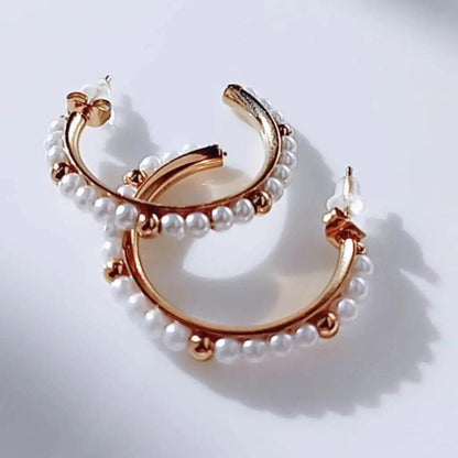 Pendientes aro perlas hhedderich.com   Si buscas un toque de elegancia en tus atuendos, no puedes perderte estos pendientes de aro con perlas. Combínalos con cualquier outfit y añade un estilo único a tu look. ¡Hazte con ellos ahora!