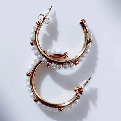 Pendientes aro perlas hhedderich.com   Si buscas un toque de elegancia en tus atuendos, no puedes perderte estos pendientes de aro con perlas. Combínalos con cualquier outfit y añade un estilo único a tu look. ¡Hazte con ellos ahora!