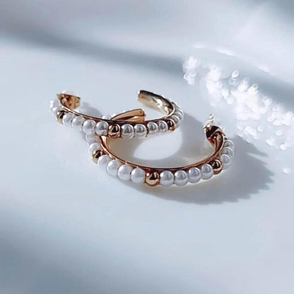 Pendientes aro perlas hhedderich.com    Si buscas un toque de elegancia en tus atuendos, no puedes perderte estos pendientes de aro con perlas. Combínalos con cualquier outfit y añade un estilo único a tu look. ¡Hazte con ellos ahora!