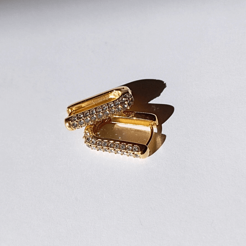 Finos Pendientes de Aro Rectangular con mini cristales En Acero De Titanio y baño de oro Diseñado para Mujer que ama la Joyería con diseño De Alta gama de hhedderich joyeria España-1