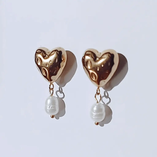 Pendientes corazon perla hhedderich.com   Estos elegantes pendientes corazón perla presentan una hermosa combinación de corazón con textura tipo, manchas y perla como colgante. Perfecto para cualquier ocasión.