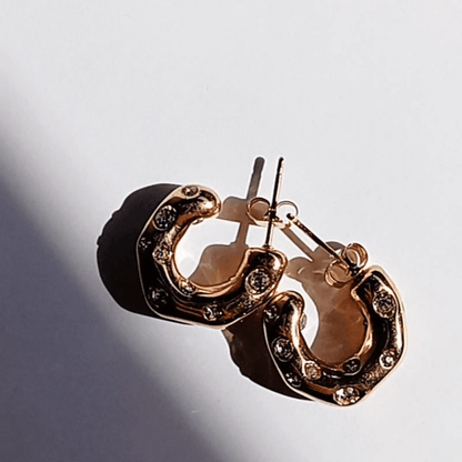 PENDIENTES LORA hhedderich.com   Pendientes acero inoxidable.Pendientes inspirados en el mundo de la moda, los pendientes Lora llegan a tu look con glamour y estilo. Estos bellos pendientes miniaros acero inoxidable, poseen una superficie dorada con cuentas de cristal preciosas para un toque de lujo único. Una prenda imprescindible para dar brillo a cualquier estilo. 