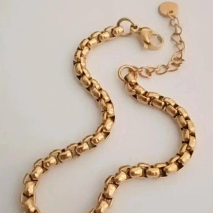 Disfruta del lujo duradero con la Pulsera Inca de&nbsp;hhedderich. Fabricada en acero inoxidable de alta calidad, esta pulsera de cordón grueso dorado no solo es resistente al desgaste, sino también antialérgica y libre de níquel, evitando cualquier tipo de irritación. Añade un toque distinguido a tu atuendo con esta pieza única.