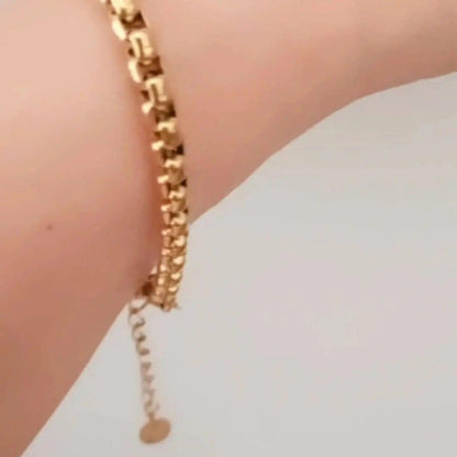 Disfruta del lujo duradero con la Pulsera Inca de&nbsp;hhedderich. Fabricada en acero inoxidable de alta calidad, esta pulsera de cordón grueso dorado no solo es resistente al desgaste, sino también antialérgica y libre de níquel, evitando cualquier tipo de irritación. Añade un toque distinguido a tu atuendo con esta pieza única.