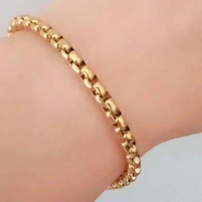Disfruta del lujo duradero con la Pulsera Inca de&nbsp;hhedderich. Fabricada en acero inoxidable de alta calidad, esta pulsera de cordón grueso dorado no solo es resistente al desgaste, sino también antialérgica y libre de níquel, evitando cualquier tipo de irritación. Añade un toque distinguido a tu atuendo con esta pieza única.