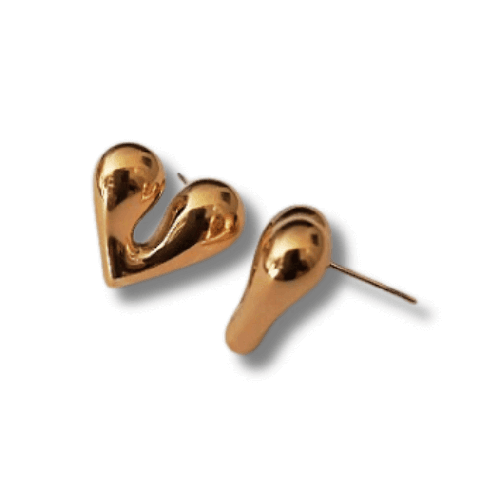 Pendientes, Corazón Uve Oro: Los bellísimos pendientes en forma de corazón hechos en acero inoxidable y bañados en oro de 14K.  Perfectos para darle un toque romántico y elegante a cualquier look. 