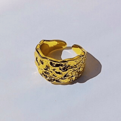 Imagen de Anillo Abierto Corrugado Samira de hhedderich.com en fondo blanco y luz de sol
