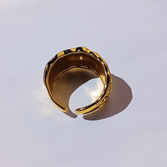 Imagen de Anillo Abierto Corrugado Samira de lado reverso de hhedderich.com en fondo blanco 