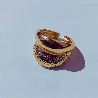Imagen Anillo abierto sin talla Grande Doble textura de cobre con baño de oro para mujer en fondo blanco y sombra de sol toma de frente
