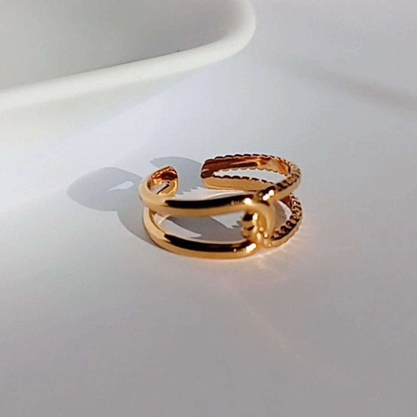 ANILLO EVA hhedderich.com   El diseño es único y se complementa con un elegante baño de oro. Además, es hipoalergénico, lavable y protegido contra la corrosión.