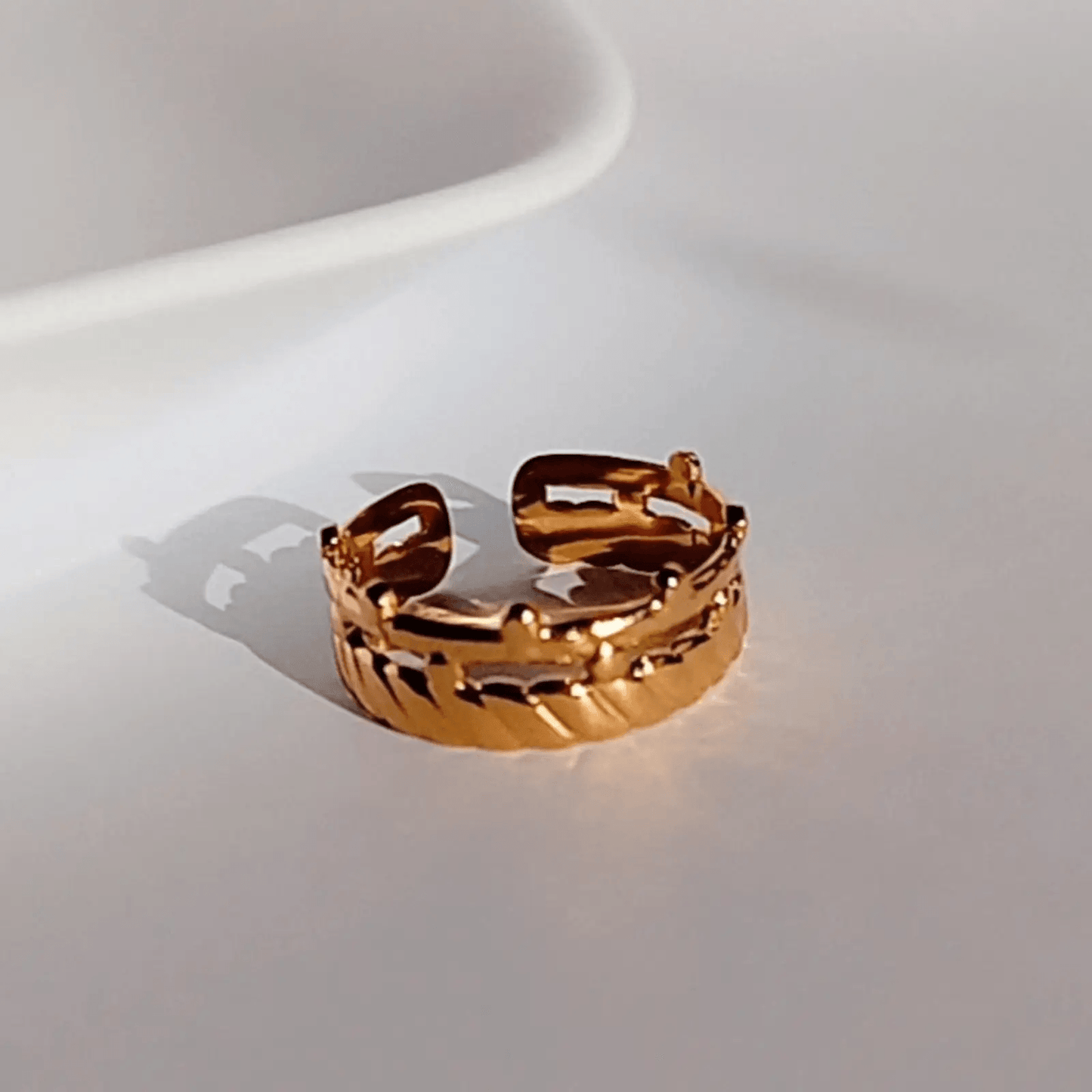 ¡Este ANILLO JOVI es perfecto para tus looks más modernos! Hecho de acero inoxidable con baño de oro, es delicado, lavable, antialérgico. Con forma de corona le hace perfecto para regalar a los apasionados de los temas vikingos, para novios, amigas o amigos.