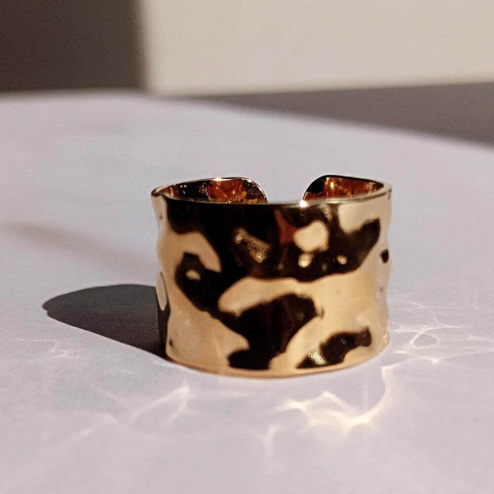 este anillo de textura abierta tiene un hermoso tono dorado que aporta elegancia y sofisticación a cualquier atuendo. Está fabricado con materiales de alta calidad, lo que lo hace duradero y ligero, perfecto para un uso cómodo. Además, es un accesorio versátil y ajustable para cualquier dedo