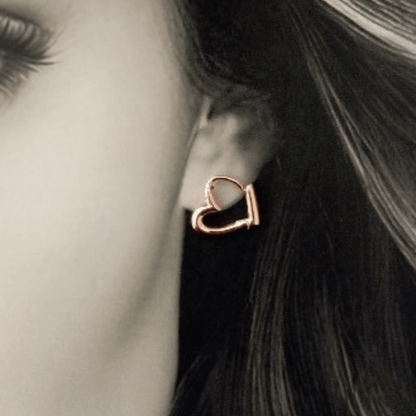 Imagen de mujer modelando Aros de Pendientes forma de Corazón Mini en color Oro Rosa 