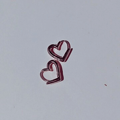 Imagen de Aros de Pendientes forma de Corazón Mini en color Oro Rosa de hhedderich.com en fondo blanco y sombra de sol 