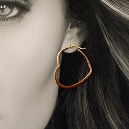 Imagen de mujer modelo vistiendo unos Aros Pendientes Corazón Love Oro de Acero inoxidable de hhedderich.com 