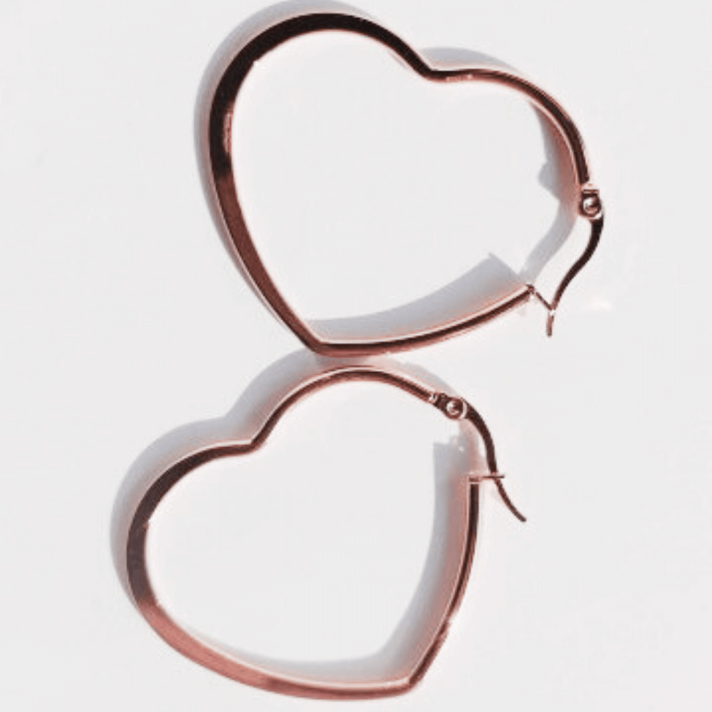 Imagen de Aros Pendientes Corazón Love Oro de Acero inoxidable de hhedderich.com en fondo rosa claro
