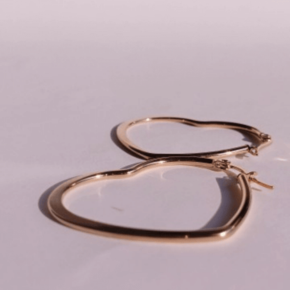 Imagen de Aros Pendientes Corazón Love Oro de Acero inoxidable de hhedderich.com en fondo rosa