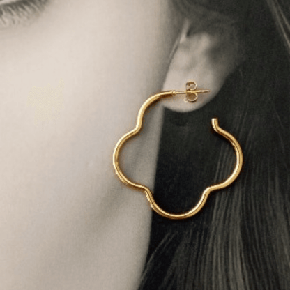 Imagen de modelo modelando unos Aros Pendientes Flor trébol Acero Oro de hhedderich.com aretes criollas 