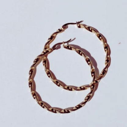 Imagen de Aros Pendientes Trenzados Maxi dorados en fondo blanco