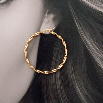 Imagen mujer modelando Aros Pendientes Trenzados Maxi dorados de hhedderich.com