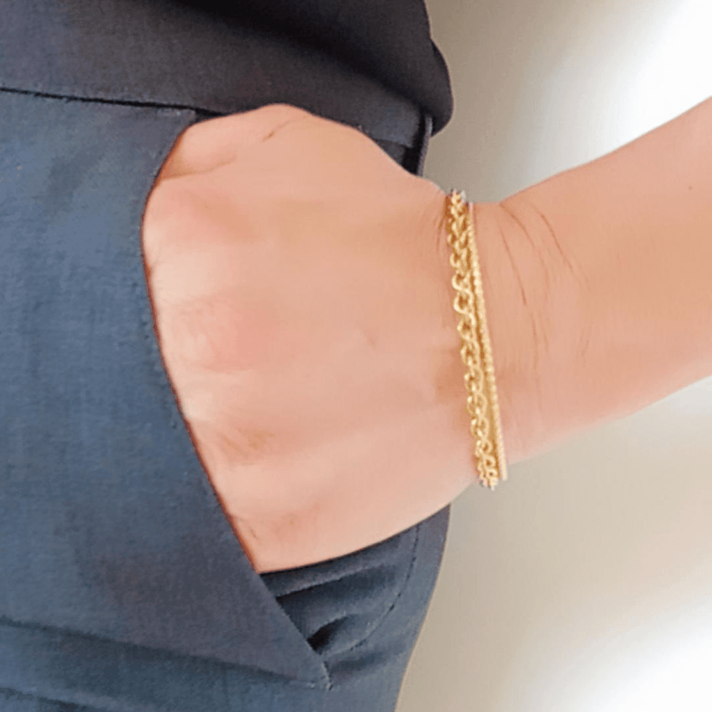 Presentamos un brazalete de acero inoxidable con baño de oro 18k de alta calidad. Con un hermoso y delicado diseño que brinda un efecto de Tronchón o cadena rígida. Perfecta como complemento a otras pulseras-brazaletes, para apilar o completar tu colección. Realizado sin níquel, lo que la convierte en antialérgica y hecha con la más alta calidad.