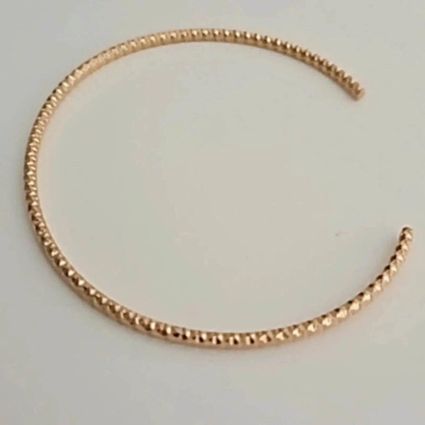 Presentamos un brazalete de acero inoxidable con baño de oro 18k de alta calidad. Con un hermoso y delicado diseño que brinda un efecto de Tronchón o cadena rígida. Perfecta como complemento a otras pulseras-brazaletes, para apilar o completar tu colección. Realizado sin níquel, lo que la convierte en antialérgica y hecha con la más alta calidad.