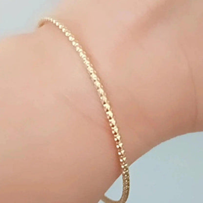Presentamos un brazalete de acero inoxidable con baño de oro 18k de alta calidad. Con un hermoso y delicado diseño que brinda un efecto de Tronchón o cadena rígida. Perfecta como complemento a otras pulseras-brazaletes, para apilar o completar tu colección. Realizado sin níquel, lo que la convierte en antialérgica y hecha con la más alta calidad.