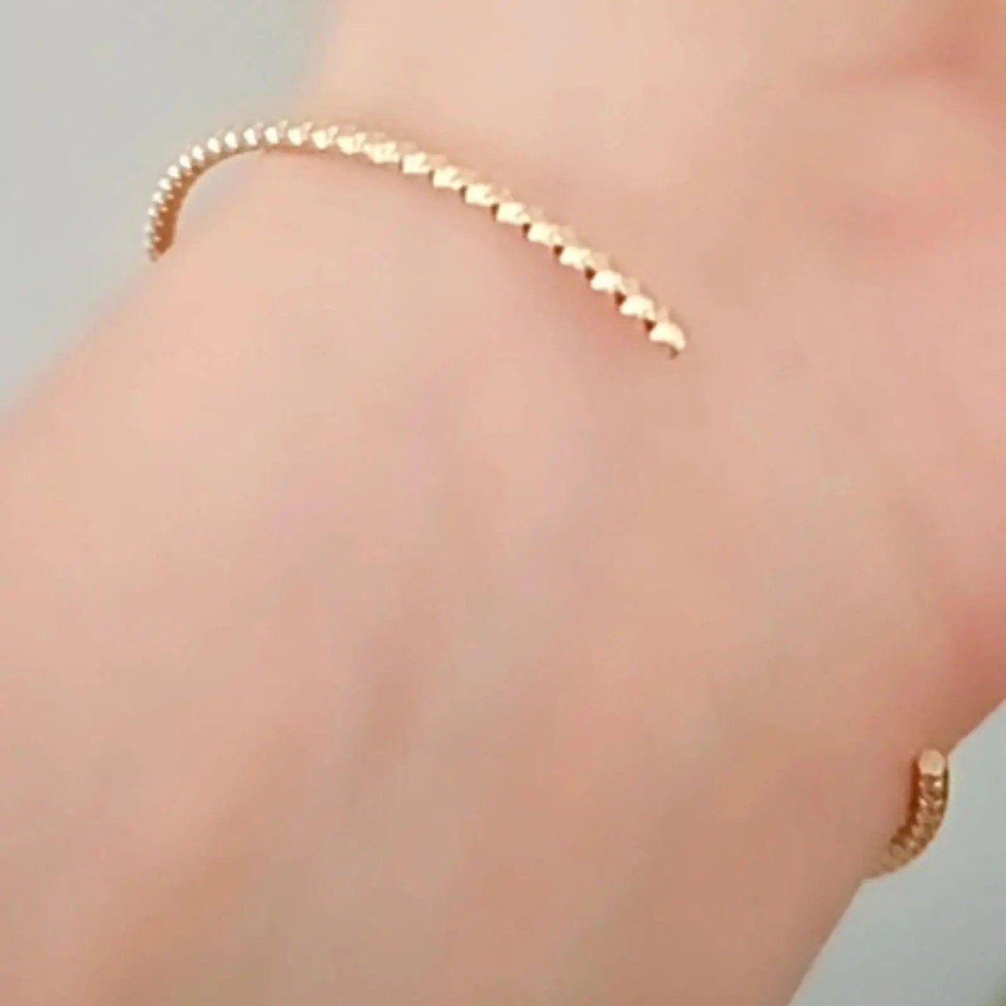 Presentamos un brazalete de acero inoxidable con baño de oro 18k de alta calidad. Con un hermoso y delicado diseño que brinda un efecto de Tronchón o cadena rígida. Perfecta como complemento a otras pulseras-brazaletes, para apilar o completar tu colección. Realizado sin níquel, lo que la convierte en antialérgica y hecha con la más alta calidad.