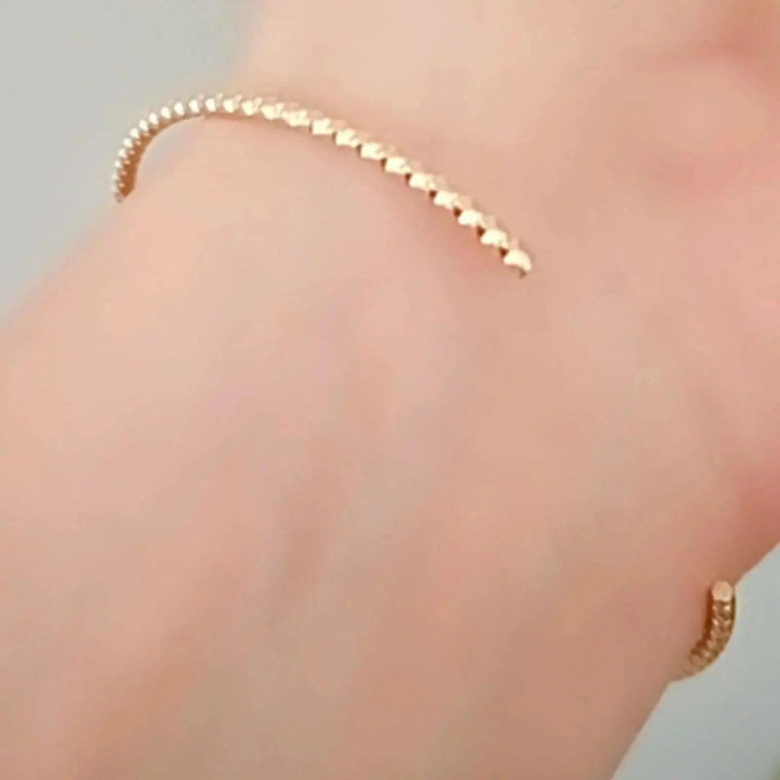 Presentamos un brazalete de acero inoxidable con baño de oro 18k de alta calidad. Con un hermoso y delicado diseño que brinda un efecto de Tronchón o cadena rígida. Perfecta como complemento a otras pulseras-brazaletes, para apilar o completar tu colección. Realizado sin níquel, lo que la convierte en antialérgica y hecha con la más alta calidad.