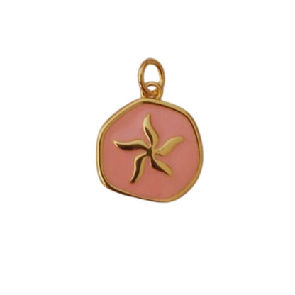 La elegante Estrella de Mar colgante está hecha de materiales de alta calidad y con un diseño delicado. Agrégale un toque marino a cualquier atuendo con este hermoso colgante. Perfecto para aquellos que aman la playa y la moda. Un regalo perfecto para amigos y familiares.