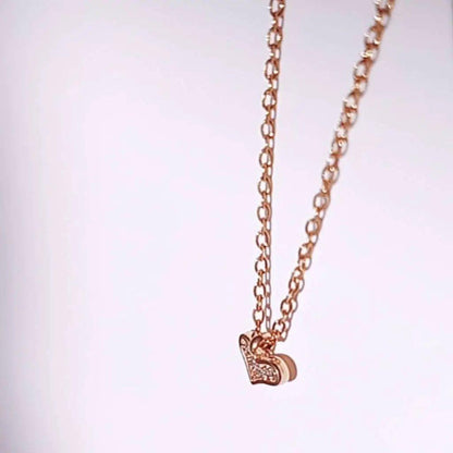 Collar acero oro colgante corazon con mini cristales hhedderich.com     Luce radiante con nuestro collar de acero oro y colgante corazón! Con mini cristales que agregan brillo y elegancia. Perfecto para añadir un toque de diversión a cualquier atuendo. ¡Haz que tus amigos se pongan celosos con este collar!