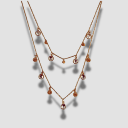 Si buscas un collar fino y elegante, el collar de cadenas y mini colgantes sol y brillantes será tu próxima obsesión. Diseñado con mini colgantes de circonitas y mini soles con doble cadena será tu obsesión. Este delicado collar se apuntará a todos tus planes. 