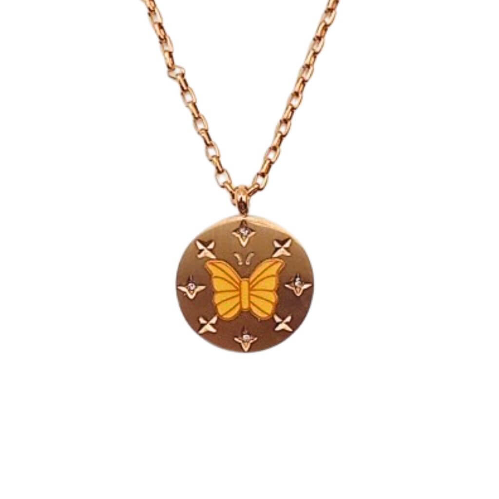 El Collar Mariposa Acero Oro es el accesorio perfecto para los amantes de las mariposas. Con circonitas brillantes y una mariposa en tonos pasteles, este collar agrega un toque de elegancia y feminidad a cualquier atuendo. Hecho en acero inoxidable y baño de oro de alta calidad, ¡será tu nuevo collar favorito!