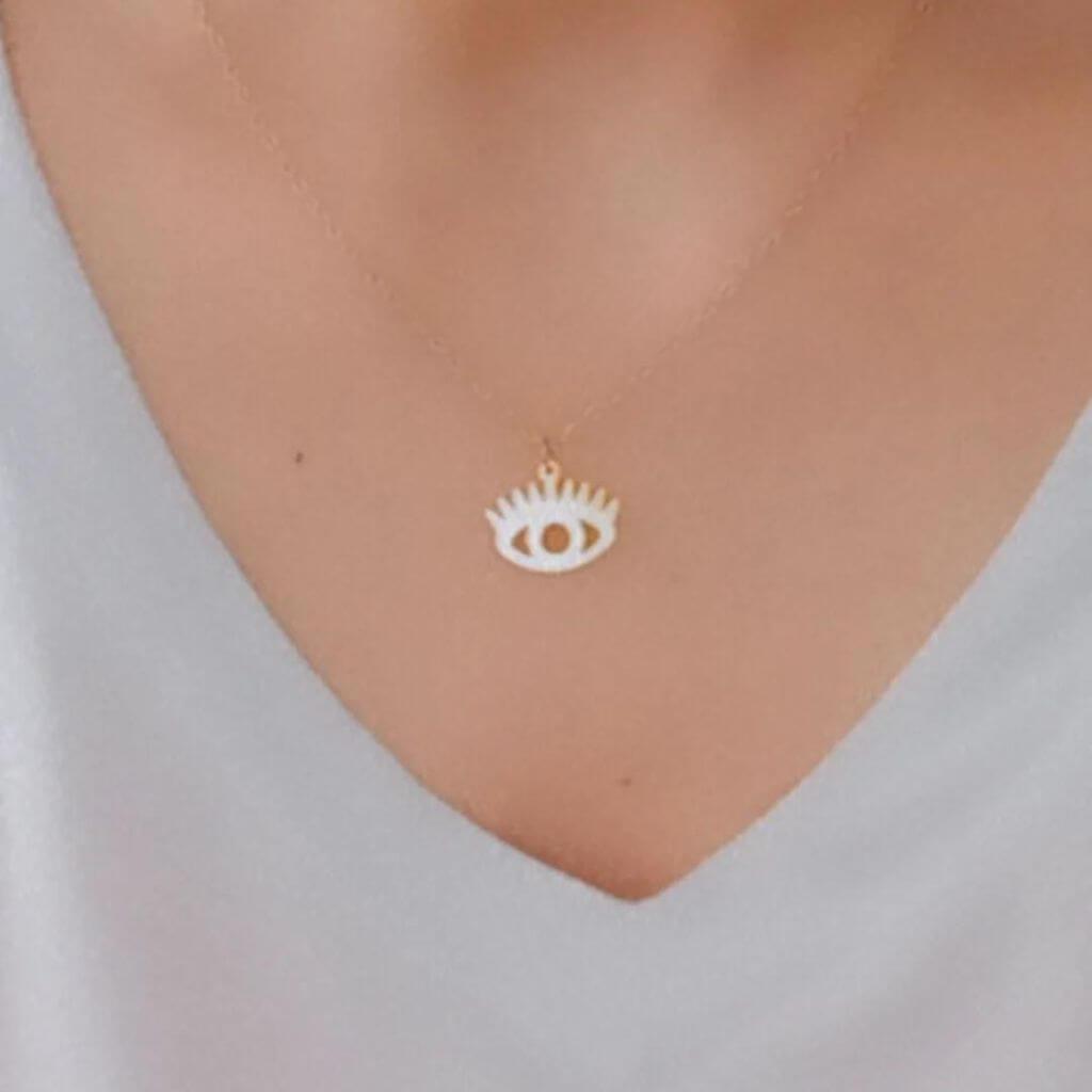 Collar Ojo Turco Acero Baño Oro Este collar único está hecho de acero bañado en oro y cuenta con el poderoso símbolo protector del ojo turco. Además de ser una pieza elegante de joyería, se cree que también brinda protección contra la envidia y el mal de ojo. ¡Luce elegante y protégete con este collar!