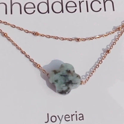 ¡Expresa tu estilo único y resistente con el collar PIEDRA TREBOL! Diseñado con una piedra en forma de trébol de acero inoxidable, este collar es una excelente opción para complementar tu look. ¡Haz una declaración de moda con este collar elegante y duradero!