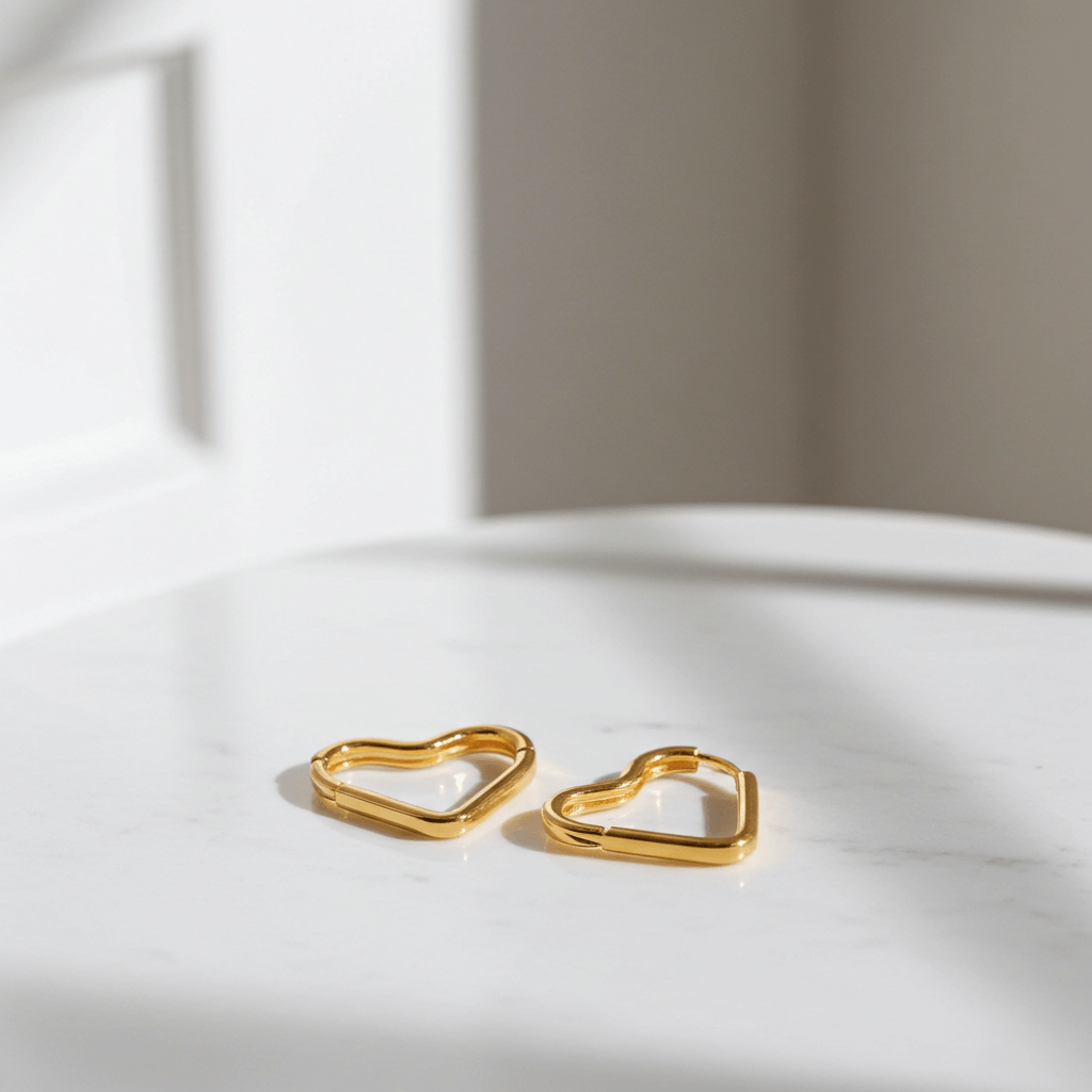 Estos pendientes en forma de corazón están fabricados en acero inoxidable 201 y cuentan con un chapado en oro de 18k 4