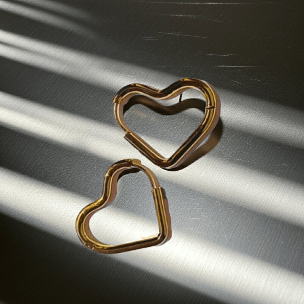 Estos pendientes en forma de corazón están fabricados en acero inoxidable 201 y cuentan con un chapado en oro de 18k 2