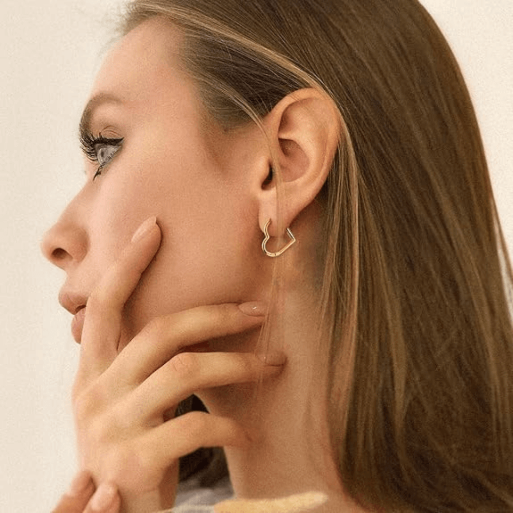 Estos pendientes en forma de corazón están fabricados en acero inoxidable 201 y cuentan con un chapado en oro de 18k 