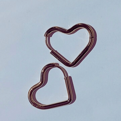 Pendientes aro corazón dorado fondo blanco 