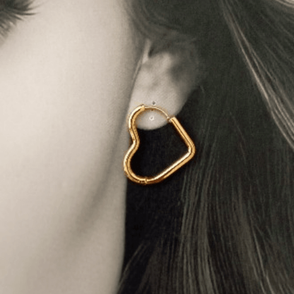 Mujer con pendiente aro forma corazon