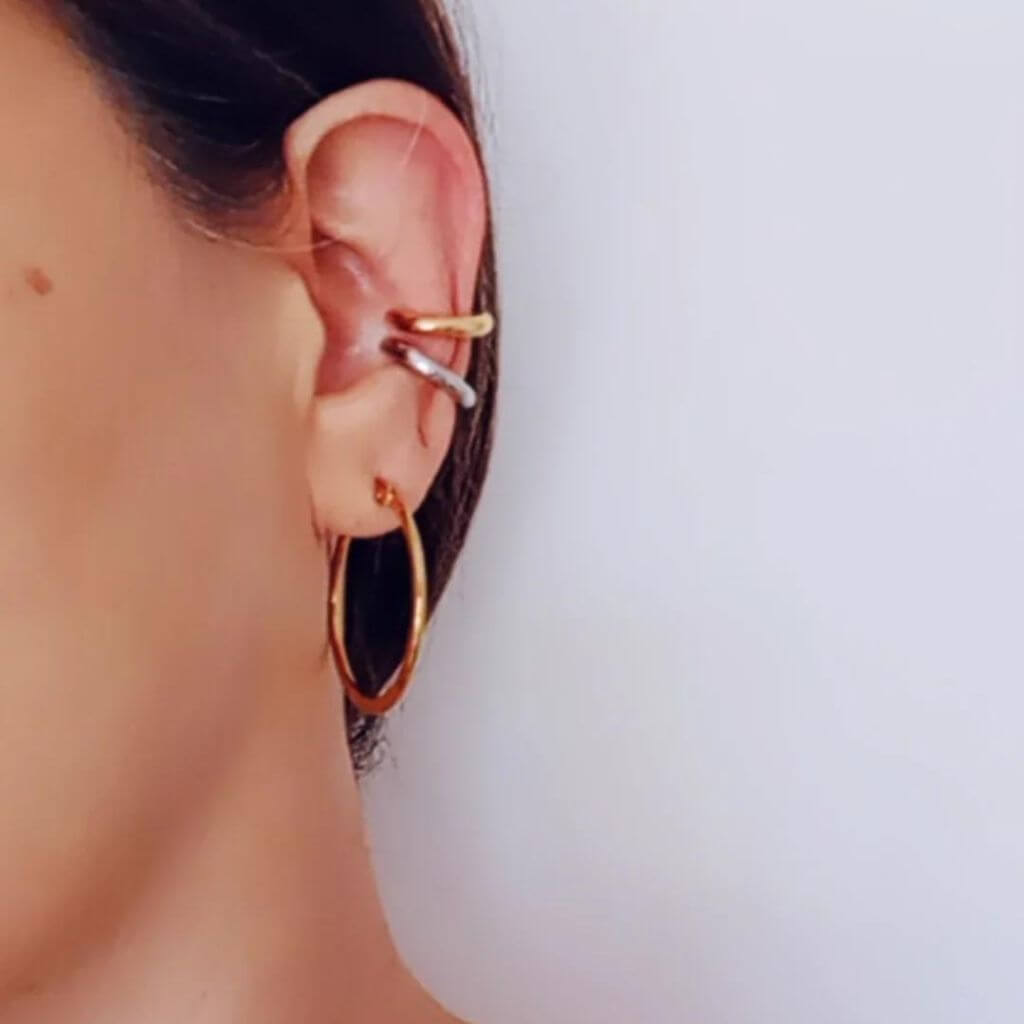 Con el Pendiente Suelto Ear Cuff Acero plateado liso arriésgate a lucir un piercing sin necesidad de hacerte agujeros. Su cierre abierto y su acabado en acero inoxidable plateado te ofrecen un look atrevido y sin complicaciones. ¡Dale un toque diferente a tu oreja con este segundo pendiente!