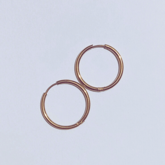 Imagen Pendientes de aro dorado en fondo blanco