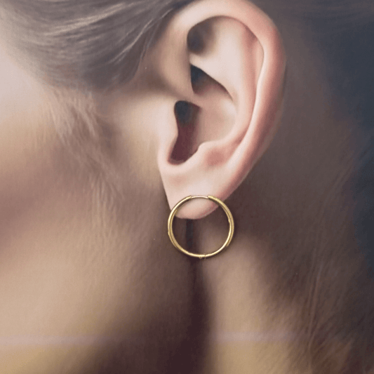Mujer vistiendo Pendientes de aro dorado 