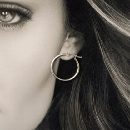 Mujer vistiendo Pendientes Aro Acero Plateado Hilo Fino 3cm 