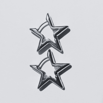 Imagen de unos Pendientes de aro con forma de estrella plateada en fondo blanco