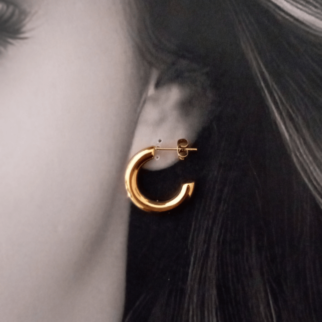 Mujer vistiendo pendientes aro  23mm espesor 4mm 