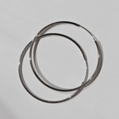 Imagen de unos Pendientes Aro Hilo Fino en plata o cobre con aleación Grey de 6 cm centímetros de hhedderich.com en fondo blanco