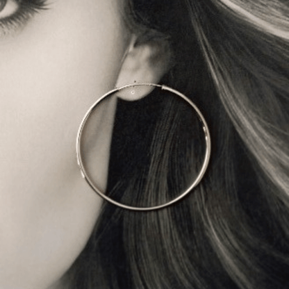 Mujer Modelo vistiendo y mostrando unos Pendientes Aro Hilo Fino en plata o cobre con aleación Grey de 6 cm centímetros de hhedderich.com 